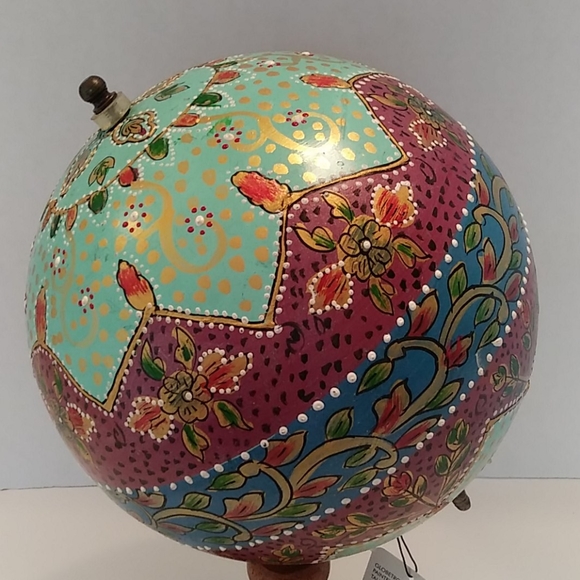 Globe painted ball on stand - Picture 2 of 6